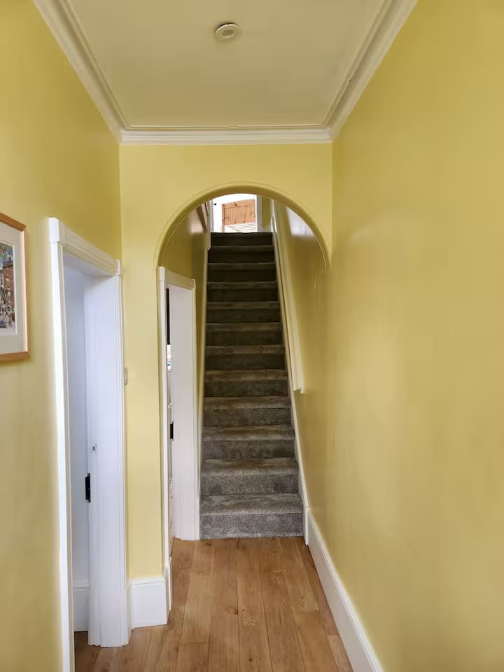 Hallway with an arch leading to the staircase